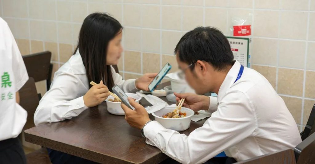 携手华隆搭建便利生活美食区，新食记刷爆假期朋友圈！