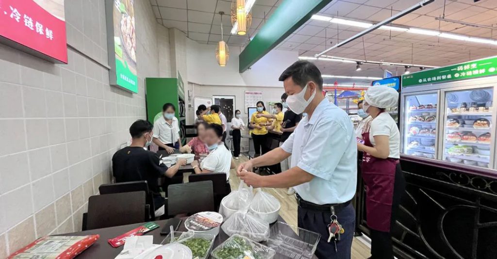 携手华隆搭建便利生活美食区，新食记刷爆假期朋友圈！