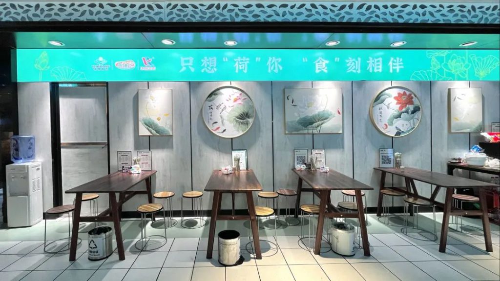 携手华隆搭建便利生活美食区，新食记刷爆假期朋友圈！