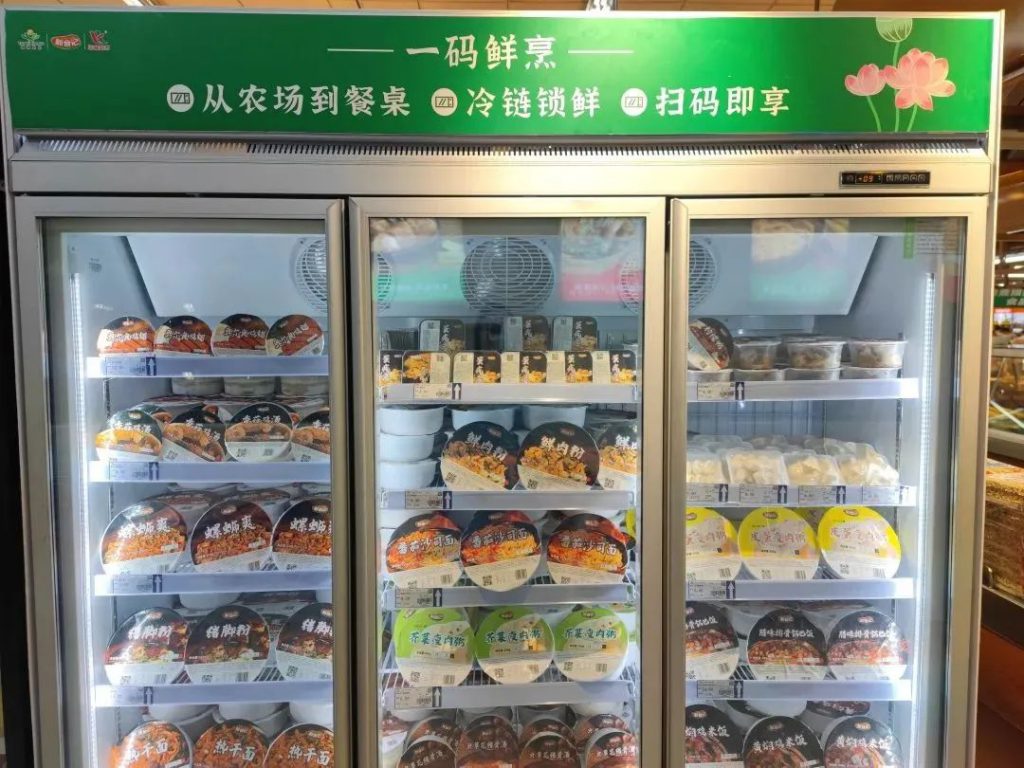 携手华隆搭建便利生活美食区，新食记刷爆假期朋友圈！