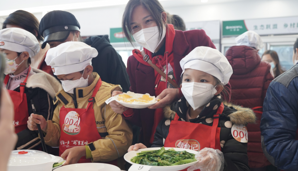 这群小孩真“豪横”！1小时给爸妈做6道菜，轻松做了一回小厨师